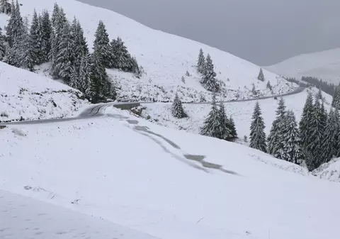 FOTO Peisaj feeric la munte! A nins ca în plină iarnă pe Valea Prahovei