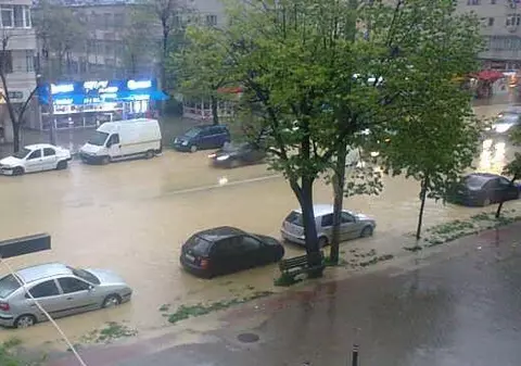 INTERVENŢIE EROICĂ! Bătrân salvat în ultimul moment după ce a fost luat de ape la Iaşi! VIDEO