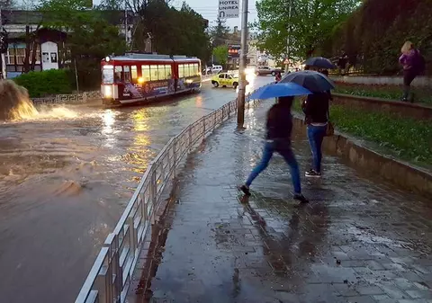 Iașiul, paralizat după o ploaie torențială! VEZI IMAGINILE DEZASTRULUI