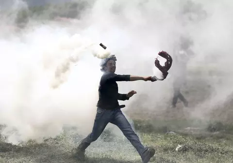 Noi violențe în tabăra de la Idomeni! Poliția macedoneană a lansat iar gaze lacrimogene împotriva migranților