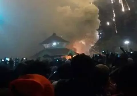 UPDATE|Incendiu devastator într-un templu din India! Din cauza unor artificii au murit 110 oameni, iar peste 280 au fost răniți|VIDEO