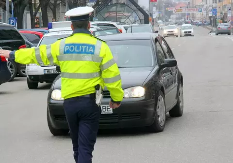 Culmea prostiei! Un polițist a furat permisul de conducere al unui șofer contravenient chiar din biroul colegilor-anchetatori!