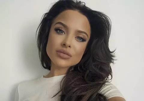 Și Brad Pitt ar fi confuz! Un fotomodel din Los Angeles pare a fi sora geamănă a Angelinei Jolie! Sunt identice!