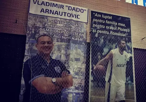 Un poster al regretatului Arnautovici, cel mai de succes antrenor din baschetul nostru, ”veghează” la Sala Olimpia din Ploiești
