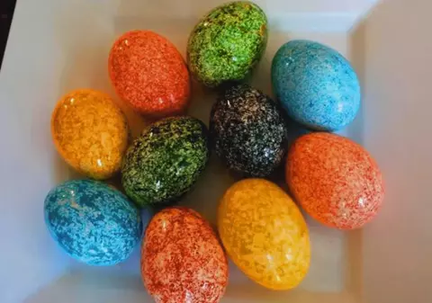 Cea mai rapidă și ușoară tehnică pentru vopsitul ouălor de Paște! VIDEO