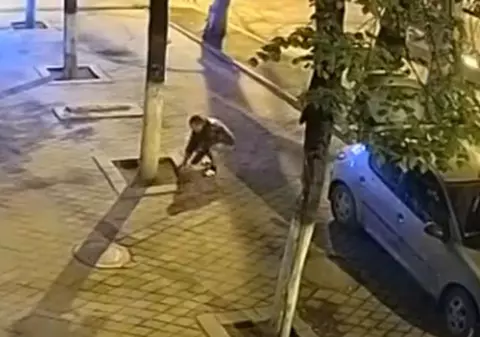 Tupeul fără margini al unui moldovean. A furat pavelele din centrul oraşului, sub ochii trecătorilor | VIDEO