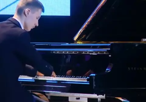 S-a născut fără mâini, însă cântă la pian ca un adevărat maestru. Spectatorii au fost emoționați până la lacrimi | VIDEO