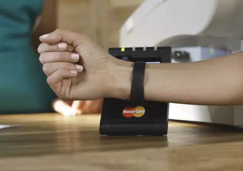 Dispare achiziția cu plasticul. Apare plata digitală