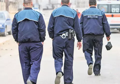 Sute de oameni stau la coadă pentru a ocupa un loc de agent de poliție. Care sunt condițiie de înscriere