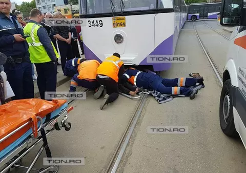 A SCĂPAT ca prin minune după ce a fost PRINSĂ SUB TRAMVAI și TÂRÂTĂ câțiva metri