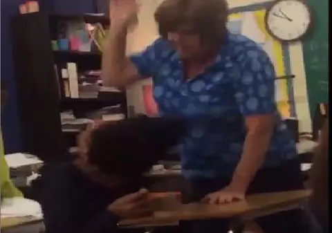 La ei se poate! O profesoară din Texas a fost arestată pentru că a lovit și a umilit un elev!VIDEO