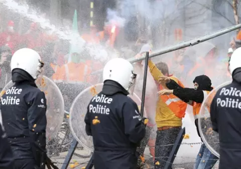Proteste violente la Bruxelles! Mai mulţi extremişti de dreapta şi antirasişti au fost reţinuţi!