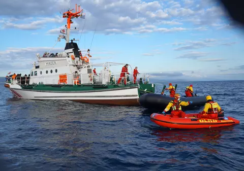 Polițiștii de frontieră români au salvat 46 de sirieni, dintre cere 11 copii, care riscau să se înece în apele Mării Egee