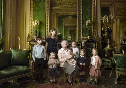 Regina Elisabeta a II-a, la 90 de ani. S-a pozat alături de prințesa Charlotte și de cei mai tineri membri ai Casei Regale! Imagini de colecție