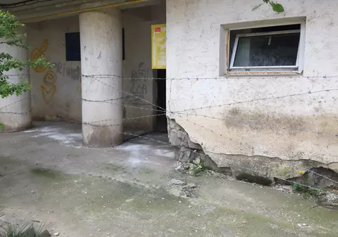 Măsuri antinesimțire la Botoșani! Gangul devenit «WC public», blocat cu sârmă ghimpată