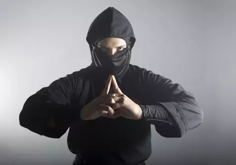 Un fotomodel american cu abilități acrobatice a devenit primul ninja străin din Japonia