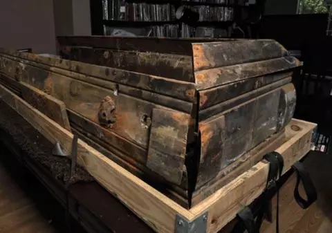 Scene macabre la Constanța! Bucăți de sicriu și fragmente de oase, pe marginea drumului