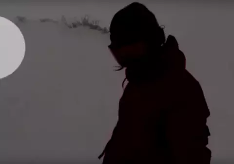 Momente incredibile! O tânără a fost urmărită de un urs în timp ce făcea snowboard | VIDEO