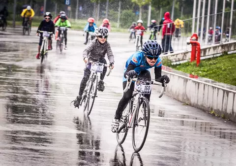 Cupa României pentru copii la ciclism s-a disputat pe ploaie și pe frig