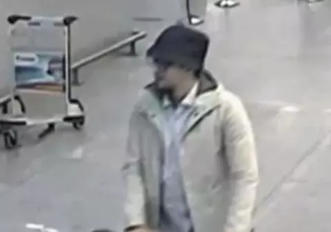 Atentate la Bruxelles | Mohamed Abrini  a recunoscut că este ”bărbatul cu pălărie” de pe aeroportul Zaventem