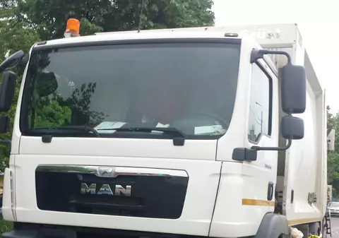 Accident în București. O femeie a fost ucisă pe trotuar de o mașină de gunoi