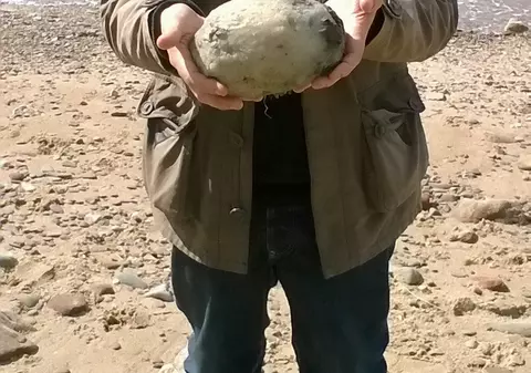 ULUITOR!Un obiect găsit în timpul unei plimbări pe plajă, va ajuta un cuplu să-și îndeplinească un mare vis! Ce a descoperit acesta
