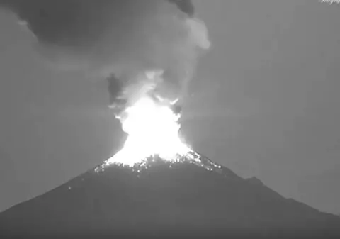 ALERTĂ în Mexic. Vulcanul Popocatepetl erupe, iar lava se întinde pe 2 kilometri | VIDEO