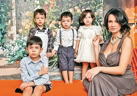 Nicoleta Luciu spune cum traversează strada cu patru copii "Jumulim iarba și aruncăm cu pietre"