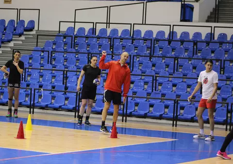 Costică Buceschi, ”secundul” naționalei de handbal, spune totul despre ”mentalistul” Ryde, despre fete, despre idolul Neagu și despre visul olimpic | INTERVIU VIDEO