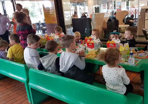 Zeci de străini au organizat o petrecere pentru aniversarea unui băiat de patru ani. Prietenii acestuia au refuzat în ultimul moment invitația