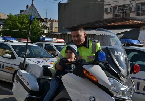 Micuțul Alexandru l-a întâlnit pe polițiștul care l-a salvat de moarte