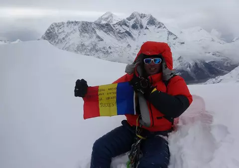 Alpinism: Torok Zsolt a dus steagul României pe vârful himalaian Ama Dablam FOTO