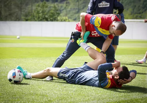 Euro 2016. Tricolorii trag din greu în cantonamentul din Italia. Antrenament în poieniță / VIDEO