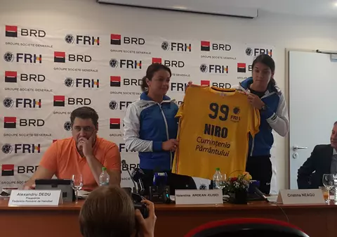 Fetele de la handbal se implică în proiecte artistice. Promovează subscripția publică pentru cumpărarea sculpturii ”Cumințenia pământului”