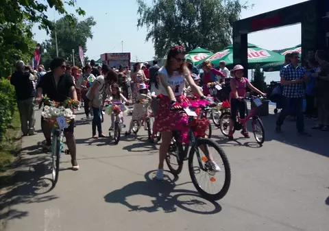 Flori, fete și biciclete pe Faleza Dunării, la Promenada Biciclistelor | GALERIE FOTO