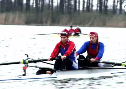 Echipajul feminin de dublu rame fără cârmaci al României, medaliat cu bronz la Europene de canotaj