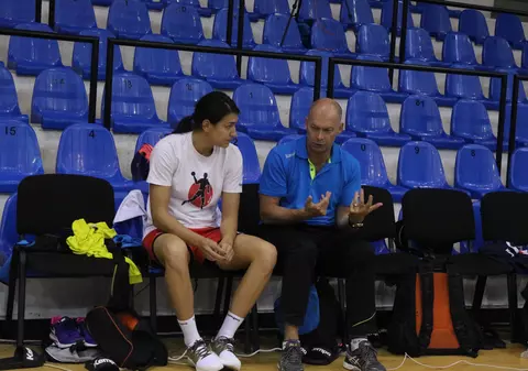 Ola-Rio! Fetele din naționala de handbal pregătesc la Ploiești calificările europene și turneul olimpic. Cristina Neagu era să se accidenteze!