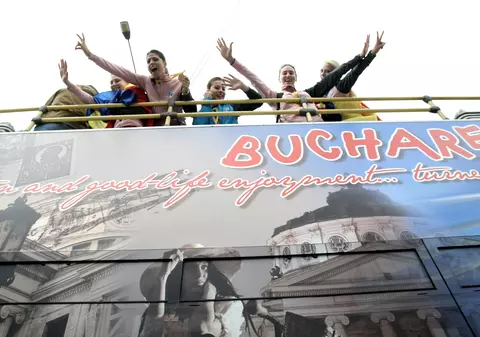 Reginele Europei s-au plimbat cu autocarul prin centrul Capitalei / FOTO