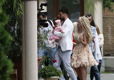 Sânziana Buruiană și-a vândut botezul. A trimis invitaţii la biserică inclusiv presei, apoi şi-a pus bodyguarzii să blocheze accesul