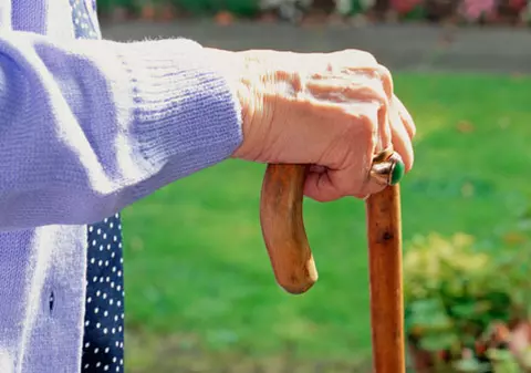 Fotbalul, baba și mitraliera! O femeie de 88 de ani, ucisă cu bastonul de o colegă de 69 de ani, după un meci al Benficăi