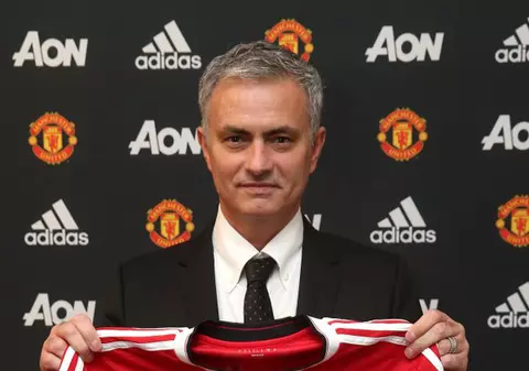 Mourinho, oficial antrenor la Manchester United. A semnat pe 3 ani. I se spune ”MoUnited”