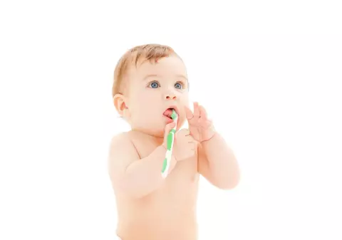 Esențial de știut! Cum trebuie îngrijite gingiile și primii dințișori ai bebelușilor
