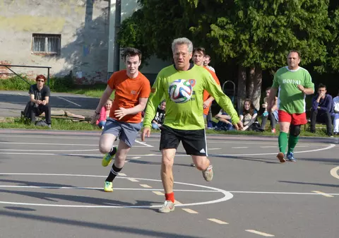 Loți Boloni a jucat fotbal cu profesorii și elevii de la un liceu din Tîrgu Mureș GALERIE FOTO