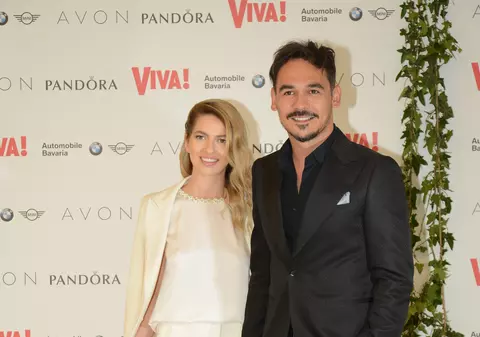 FOTO/ În umbra iubitului! Cum au pozat Lidia Buble și Răzvan Simion la VIVA! party