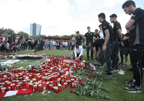 Tragedia i-a unit. Jucătorii de la Rapid și Steaua au mers pe arena rivalilor de la Dinamo să aprindă o lumânare  în memoria lui Ekeng