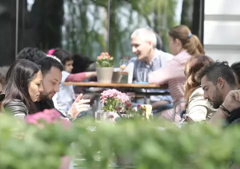 FOTO EXCLUSIV/ Andra și Măruță s-au îngrijit personal de ultimele ore de ședere în România ale lui David Bisbal. Popas pe malul Herăstrăului în drum spre aeroport