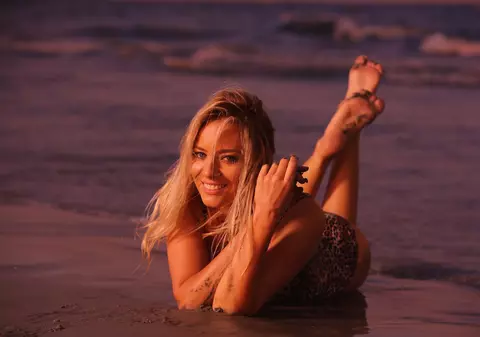 Laura Cosoi, sfaturi pentru îndepărtarea petelor de autobronzant. Toate femeile trebuie să știe asta