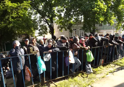 Zeci de mii de credinicioși au stat la coadă de Izvorul Tămădurii, pentru a lua apă sfințită | GALERIE FOTO