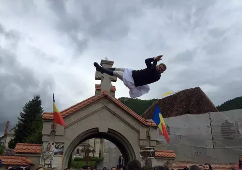 „Aruncarea în ţol”, respectată de grupul Junilor Tineri la Brașov | GALERIE FOTO