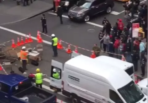 Atac armat în centrul Manhattan-ului. Un presupus terorist a amenințat mai mulți trecători | VIDEO